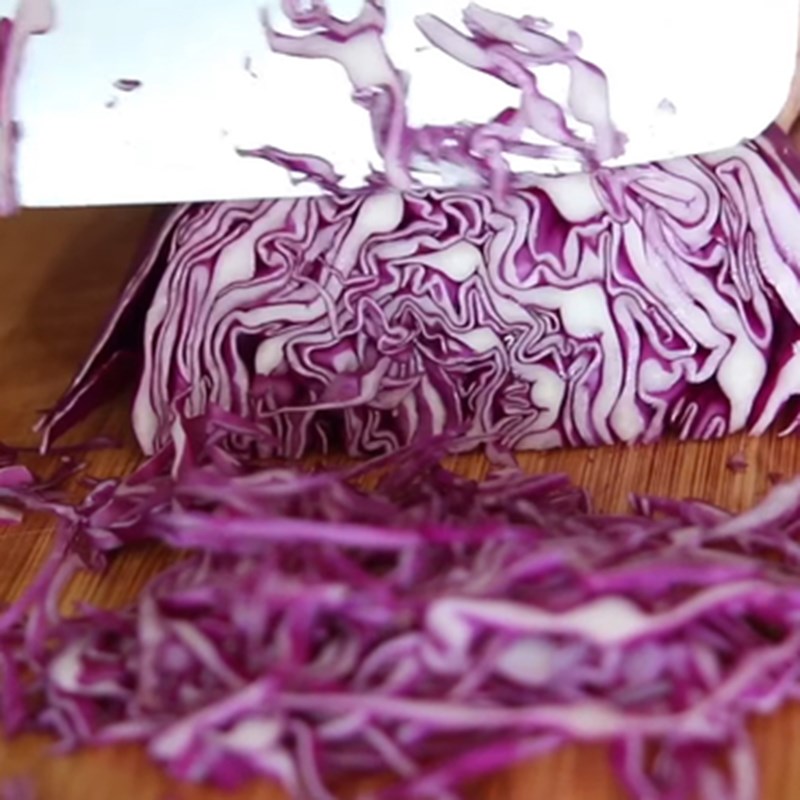 Bước 1 Sơ chế các nguyên liệu Salad trứng cá hồi