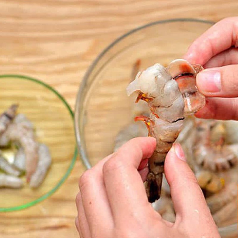 Bước 1 Sơ chế nguyên liệu Chả tôm Thanh Hóa