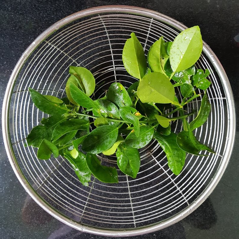 Bước 2 Sơ các nguyên liệu khác Gà ủ muối sả (công thức được chia sẻ từ người dùng)
