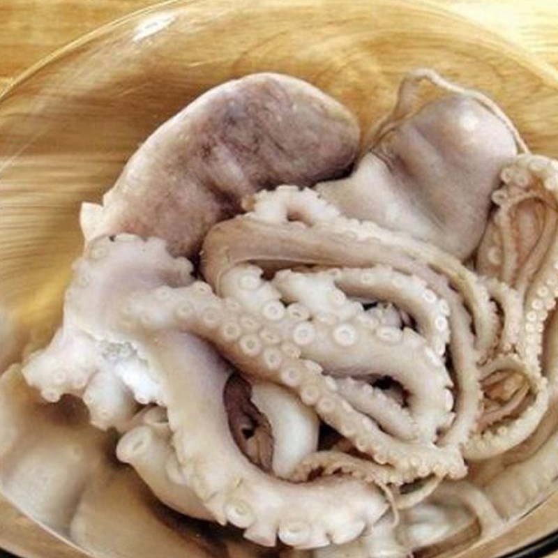 Bước 1 Sơ chế bạch tuộc Mì xào rau cải bạch tuộc