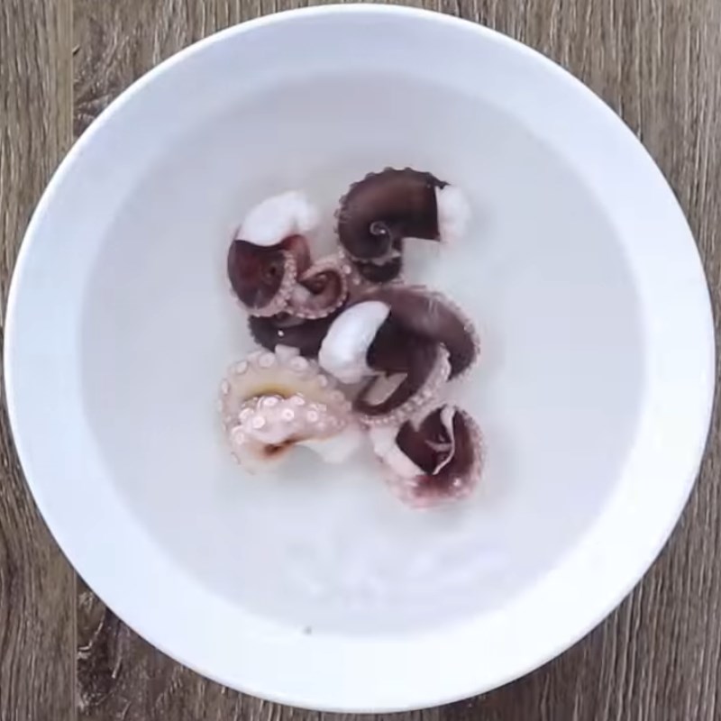 Bước 1 Sơ chế bạch tuộc Bạch tuộc xào rau muống