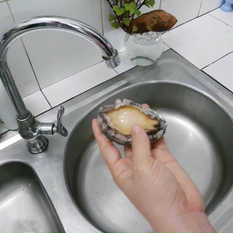 Bước 1 Sơ chế bào ngư Cháo bào ngư nấm hương cho bé