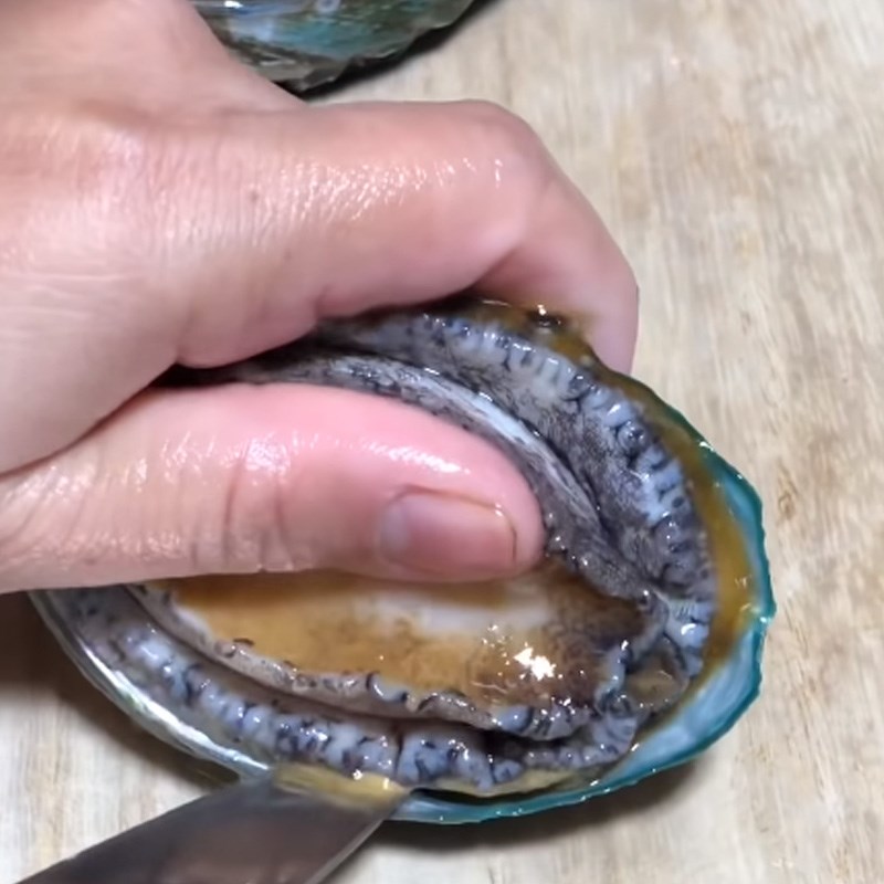 Bước 1 Sơ chế bào ngư Cách làm súp bào ngư vi cá