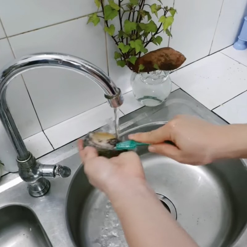 Bước 1 Sơ chế bào ngư Cháo bào ngư nấm hương cho bé