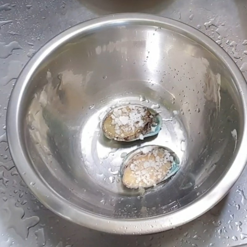 Bước 1 Sơ chế bào ngư Cháo bào ngư cà rốt cho bé