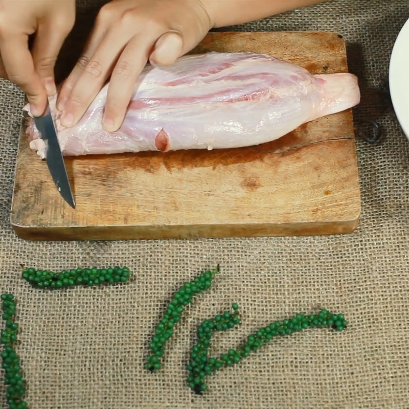 Bước 1 Sơ chế bắp bò Bắp bò nướng tiêu xanh