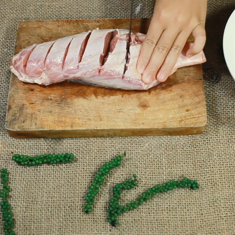 Bước 1 Sơ chế bắp bò Bắp bò nướng tiêu xanh