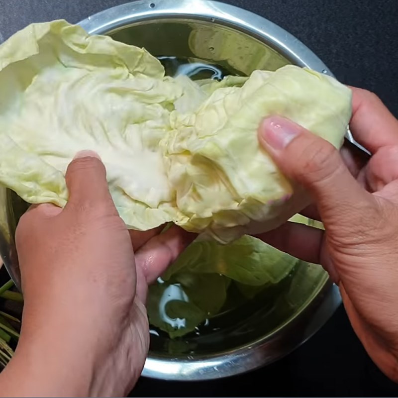 Bước 1 Sơ chế bắp cải Bắp cải cuộn đậu hũ kho tiêu