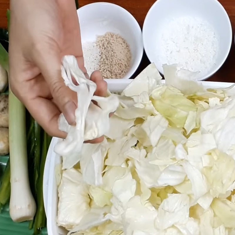 Bước 1 Sơ chế bắp cải Bắp cải xào nấm