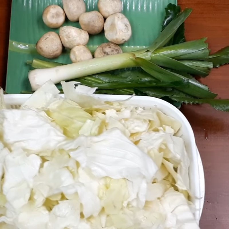 Bước 1 Sơ chế bắp cải Bắp cải xào nấm
