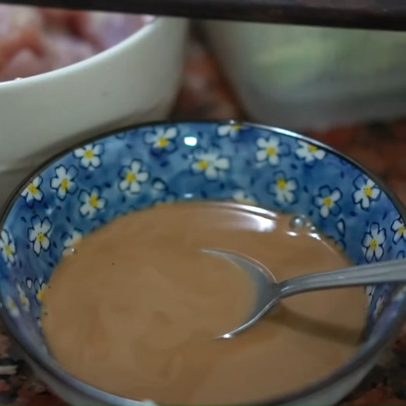 Bước 2 Sơ chế bắp cải và làm nước sốt Gà xào bắp cải