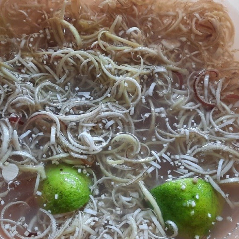 Bước 1 Sơ chế bắp chuối Gỏi hoa chuối tôm thịt sốt tương ớt