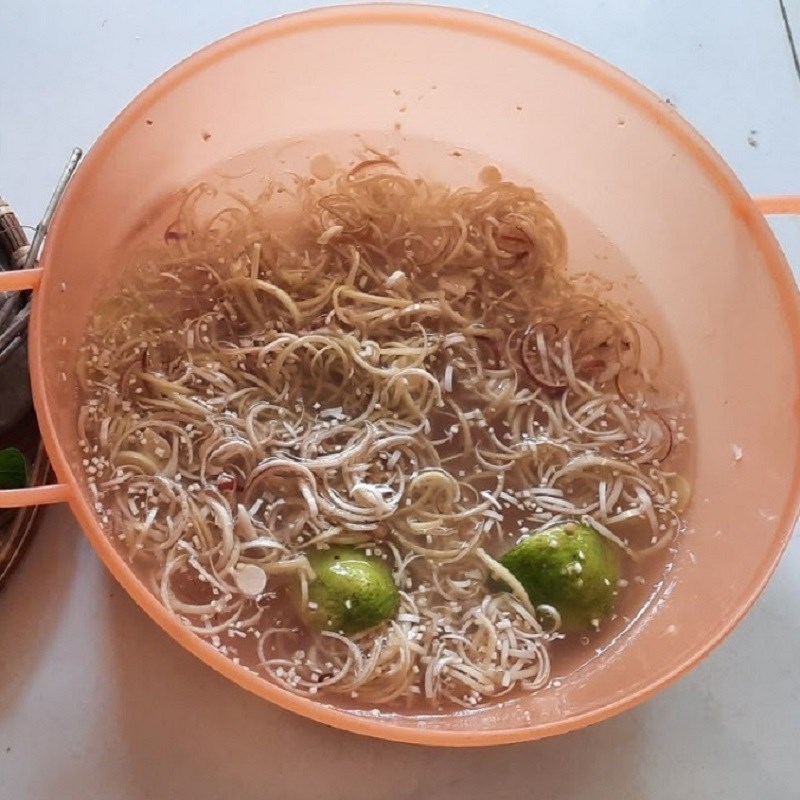 Bước 1 Sơ chế bắp chuối Gỏi hoa chuối tôm thịt sốt tương ớt