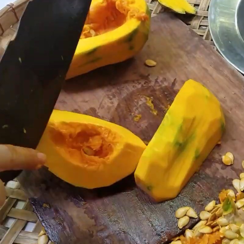 Bước 1 Sơ chế bí đỏ Bánh canh bí đỏ