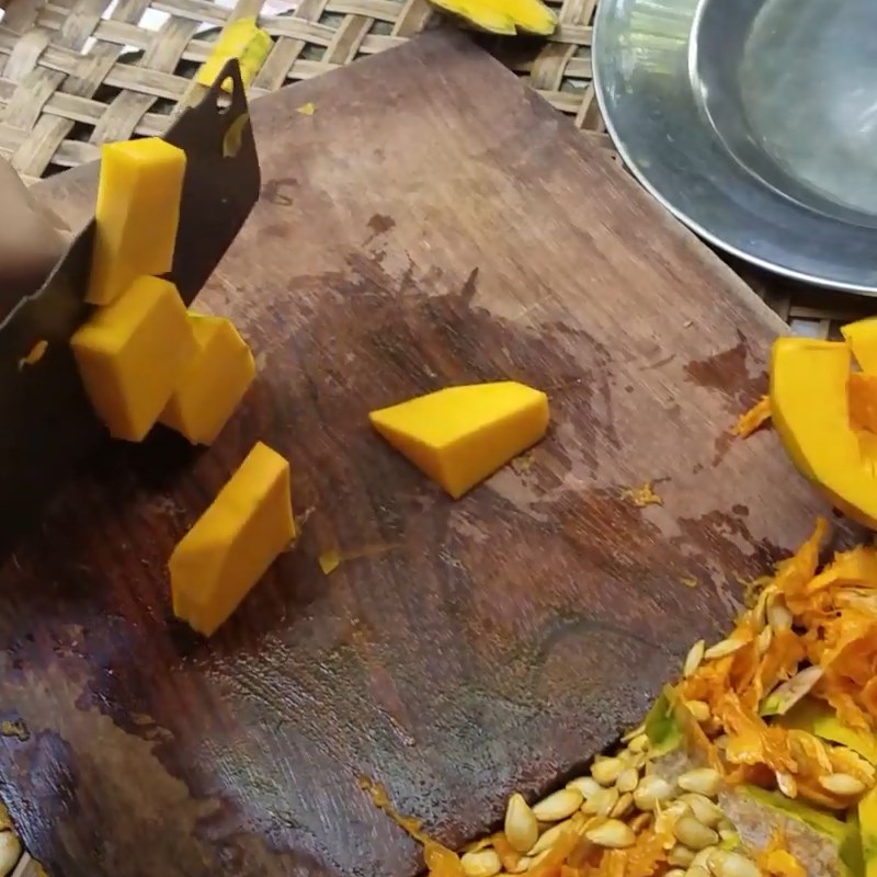 Bước 1 Sơ chế bí đỏ Bánh canh bí đỏ