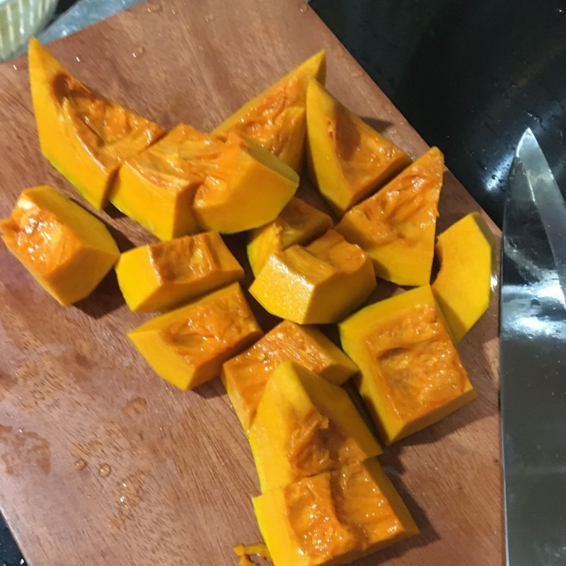 Bước 1 Sơ chế bí đỏ Canh bí đỏ đậu phộng