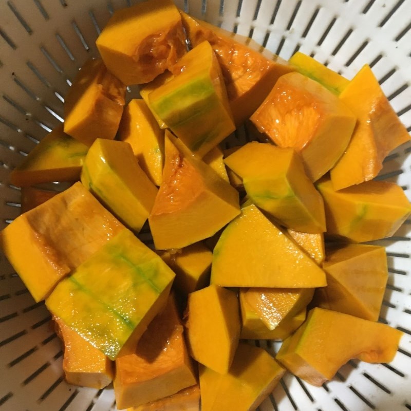 Bước 1 Sơ chế bí đỏ Canh bí đỏ đậu phộng