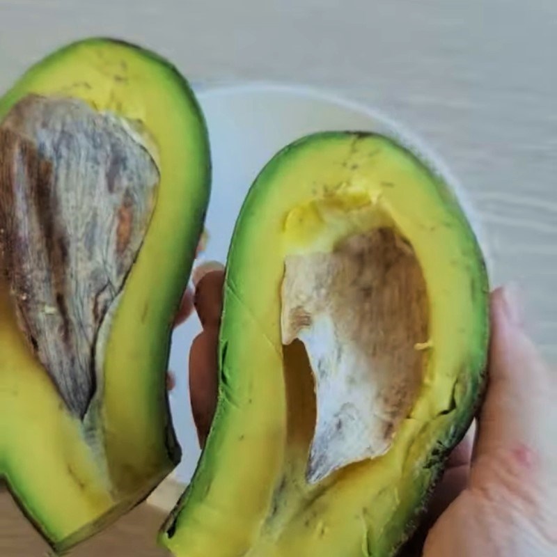 Bước 1 Sơ chế bơ Pudding bơ cho bé ăn dặm
