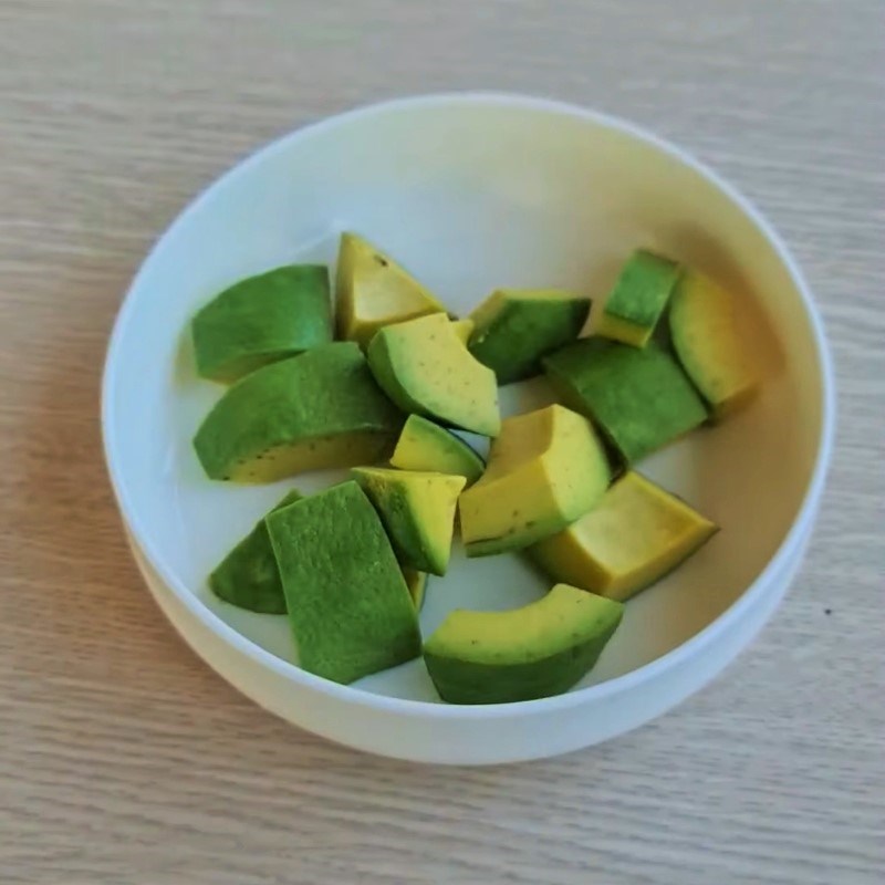 Bước 1 Sơ chế bơ Pudding bơ cho bé ăn dặm