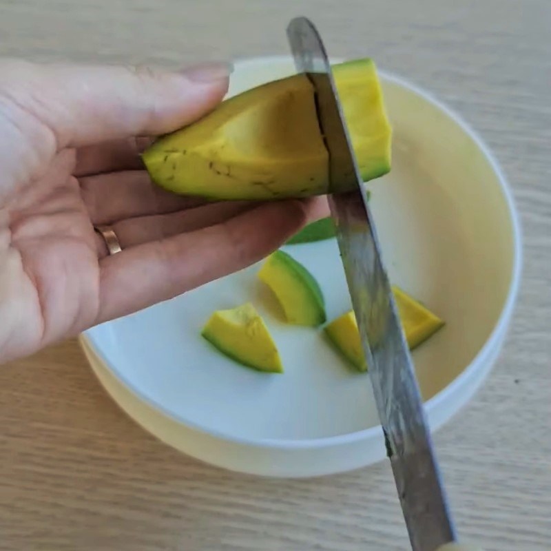 Bước 1 Sơ chế bơ Pudding bơ cho bé ăn dặm