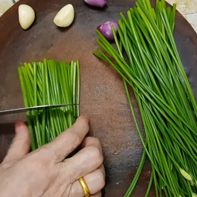 Bước 2 Sơ chế bông hẹ Bông hẹ xào thịt bò