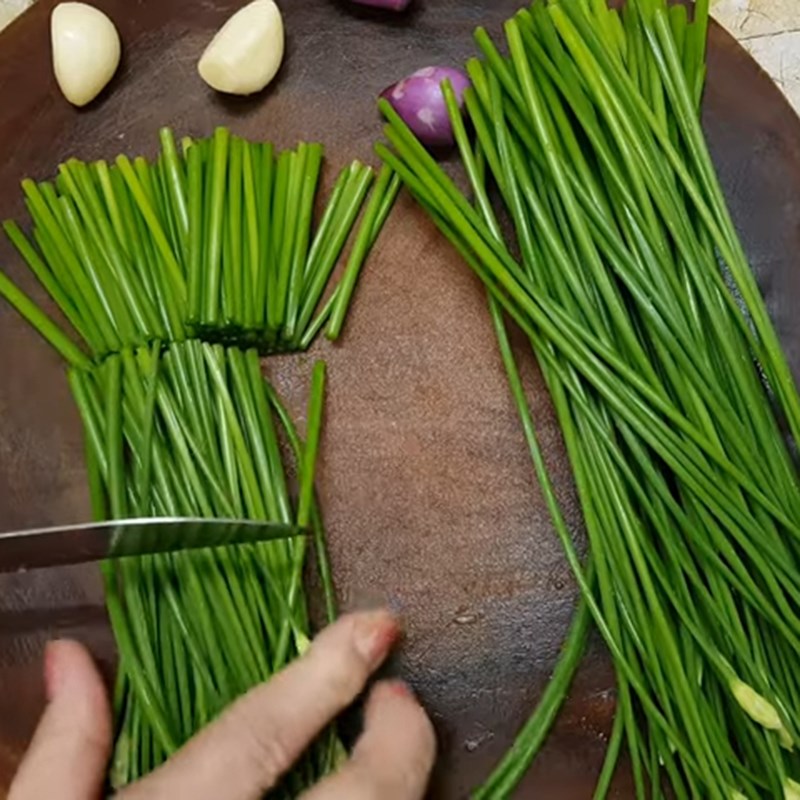 Bước 2 Sơ chế bông hẹ Bông hẹ xào thịt bò