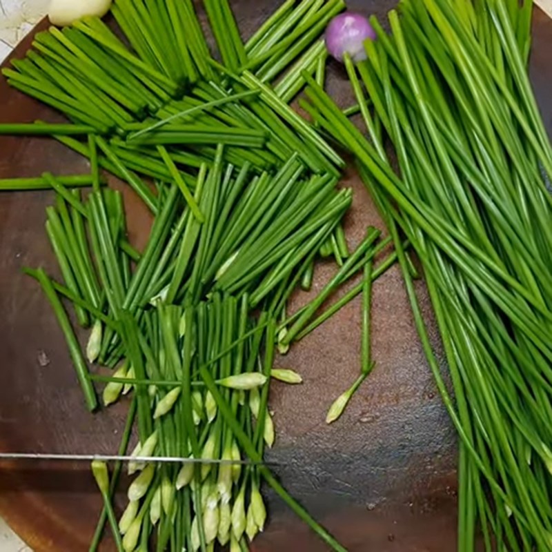 Bước 2 Sơ chế bông hẹ Bông hẹ xào thịt bò