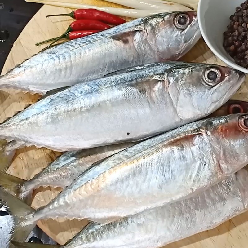 Bước 1 Sơ chế cá Cá bạc má kho tiêu