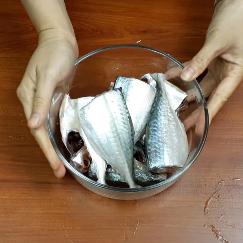 Bước 1 Sơ chế cá Cá bạc má kho dứa (kho thơm)