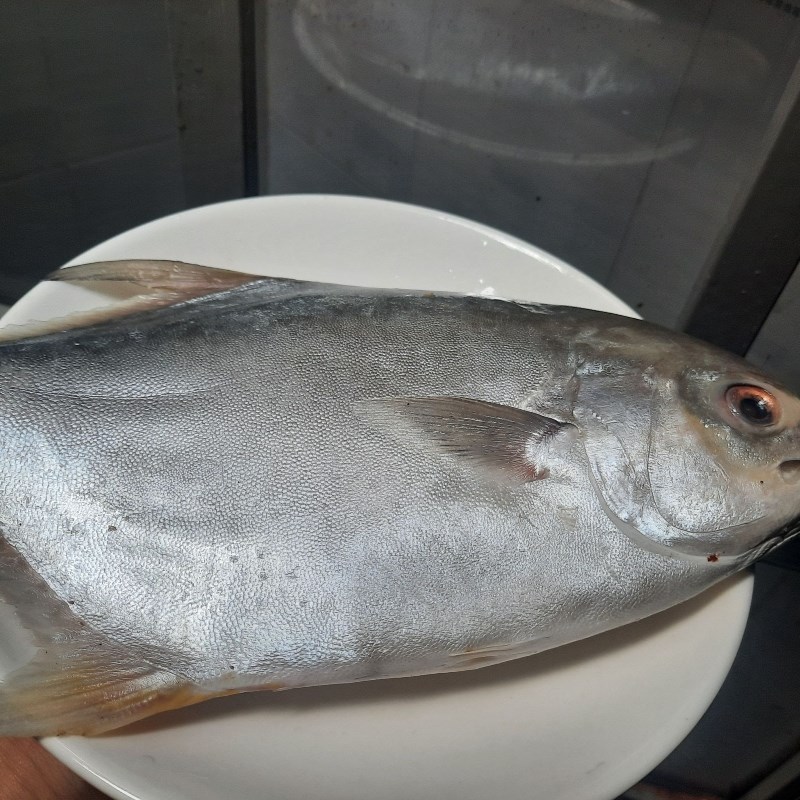 Bước 1 Sơ chế cá chim trắng Cá chim trắng hấp chua ngọt