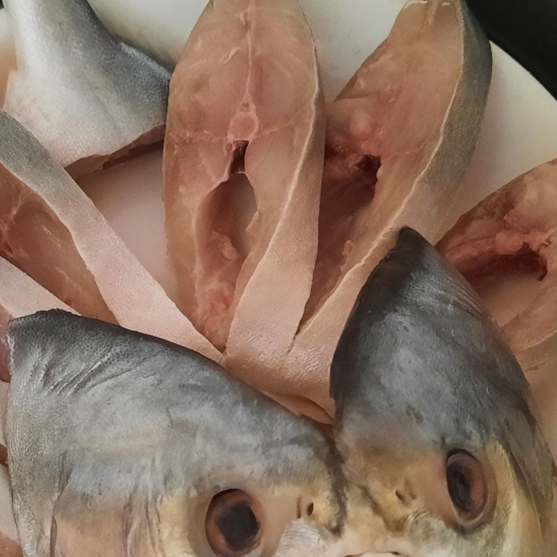 Bước 1 Sơ chế cá chim trắng Cá chim trắng hấp chua ngọt