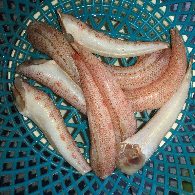 Bước 1 Sơ chế cá bống Cá bống kho tiêu