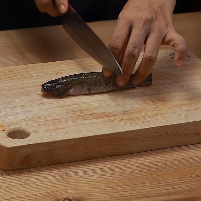 Bước 1 Sơ chế cá bống Cá bống kho tộ