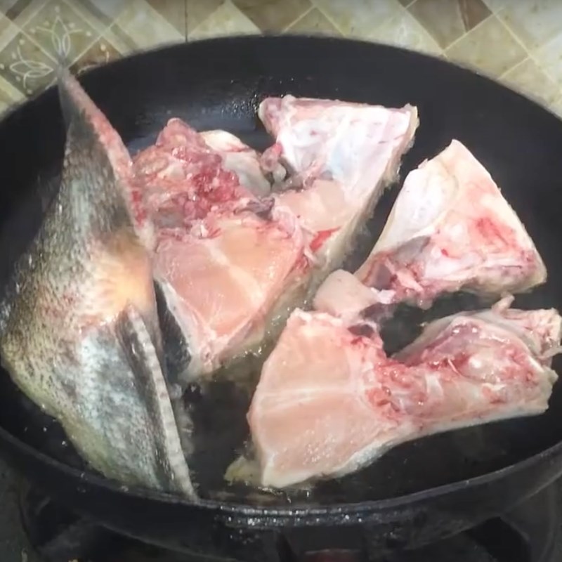 Bước 1 Sơ chế cá chim Cá chim nấu canh chua với mẻ