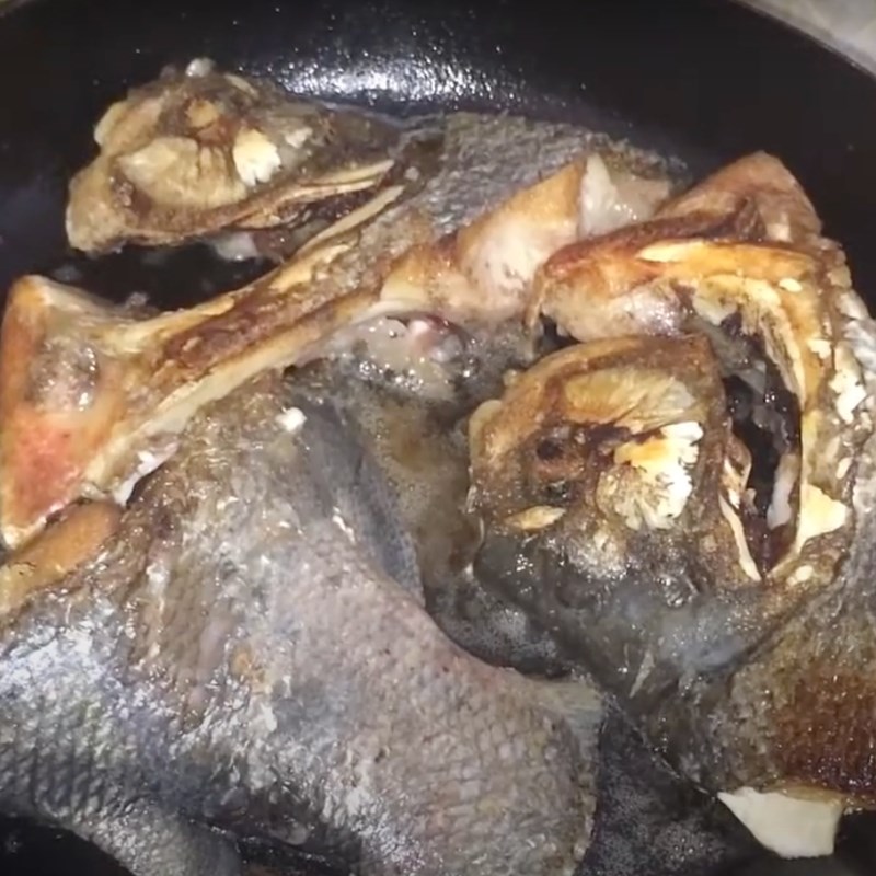Bước 1 Sơ chế cá chim Cá chim nấu canh chua với mẻ