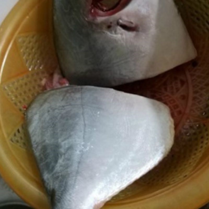 Bước 2 Sơ chế cá chim Cá chim hấp bia