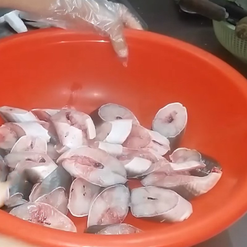 Bước 1 Sơ chế cá chình Cá chình nướng riềng mẻ