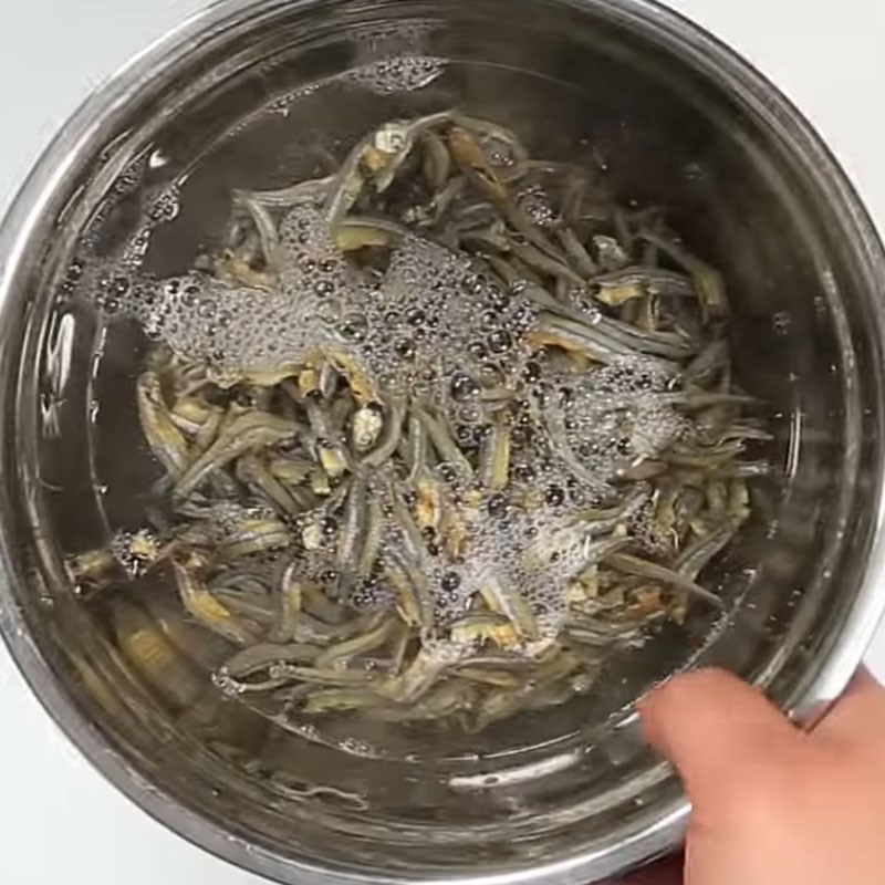 Bước 1 Sơ chế cá cơm khô và thịt Cá cơm khô rim thịt