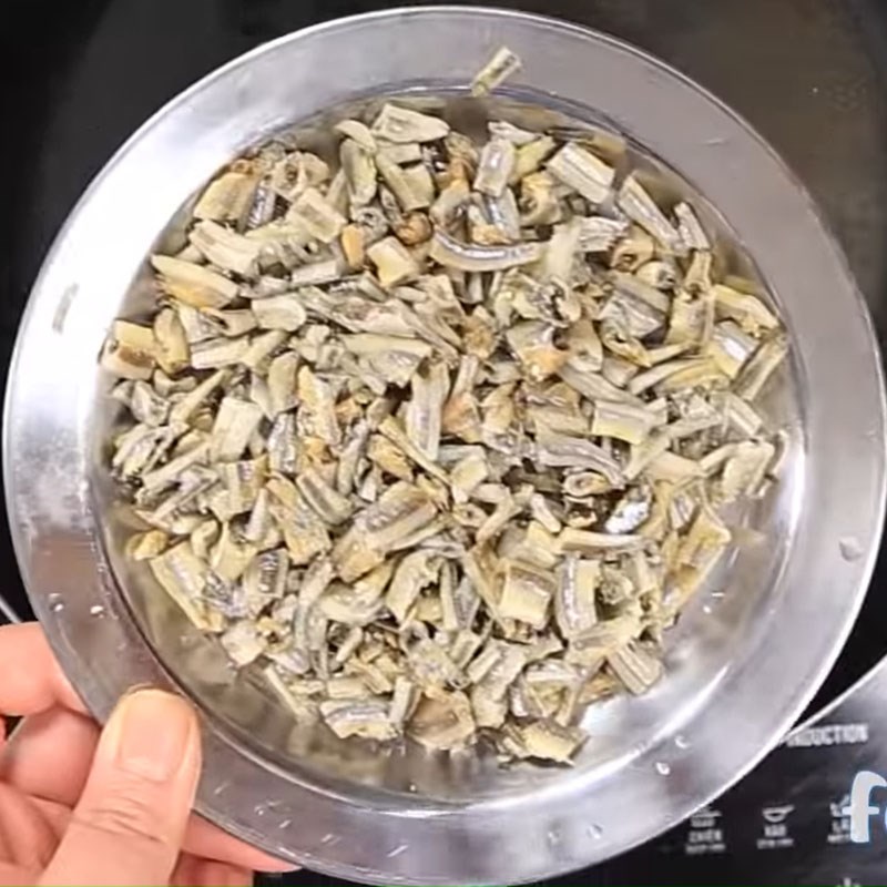 Bước 1 Sơ chế cá cơm khô và thịt Cá cơm khô rim thịt