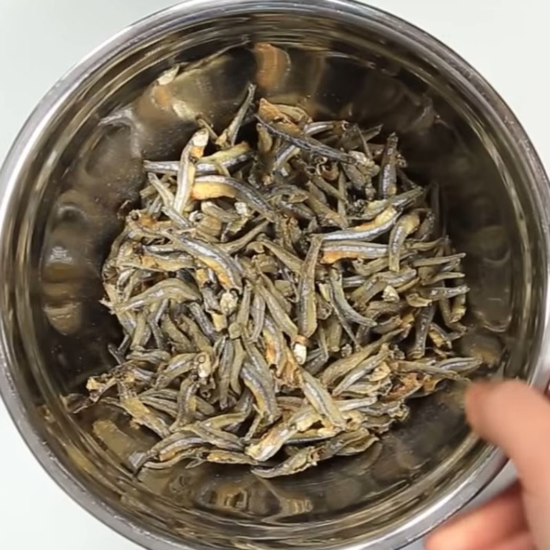 Bước 1 Sơ chế cá cơm khô và thịt Cá cơm khô rim thịt