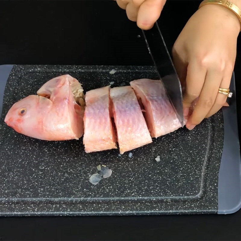 Bước 1 Sơ chế cá diêu hồng Cá diêu hồng kho nghệ