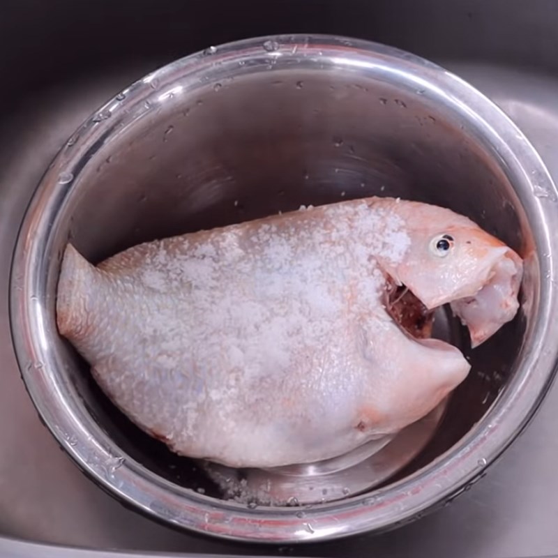 Bước 1 Sơ chế cá diêu hồng Cá diêu hồng kho tiêu