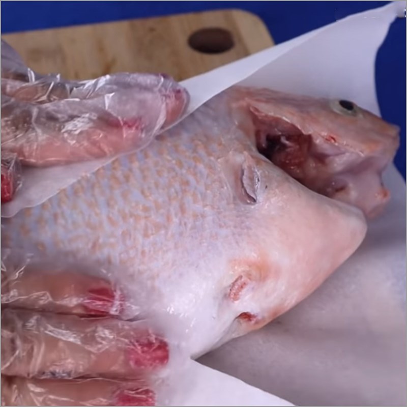 Bước 1 Sơ chế cá diêu hồng Cá diêu hồng kho tiêu