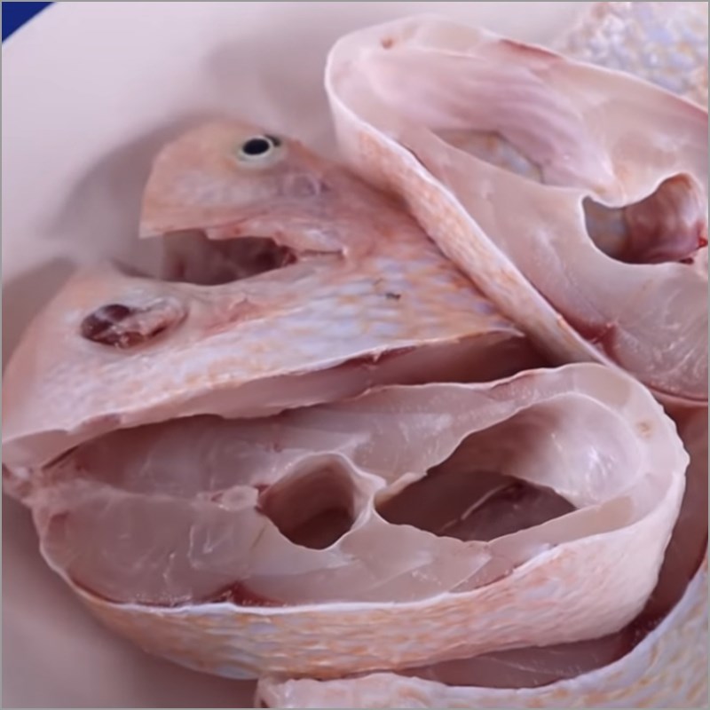 Bước 1 Sơ chế cá diêu hồng Cá diêu hồng kho tiêu