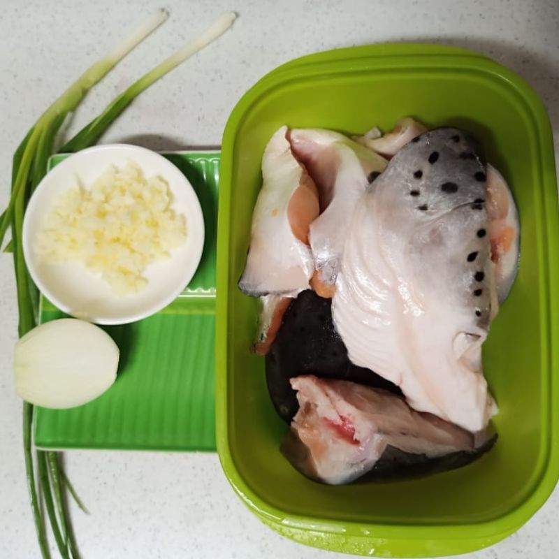Bước 1 Sơ chế nguyên liệu Đầu cá hồi chiên nước mắm (Công thức được chia sẻ từ người dùng)