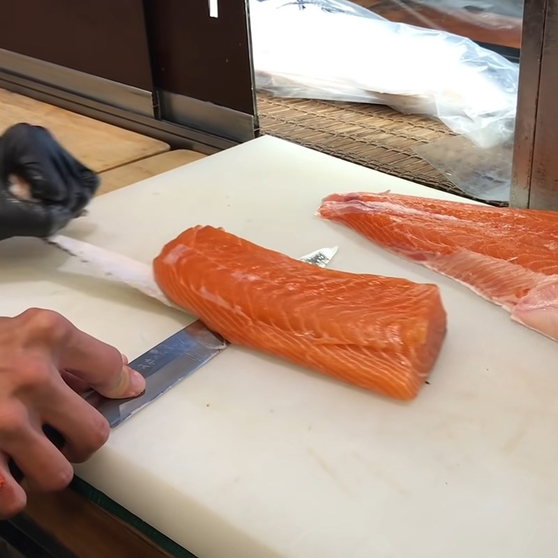 Bước 1 Sơ chế cá hồi Sashimi cá hồi