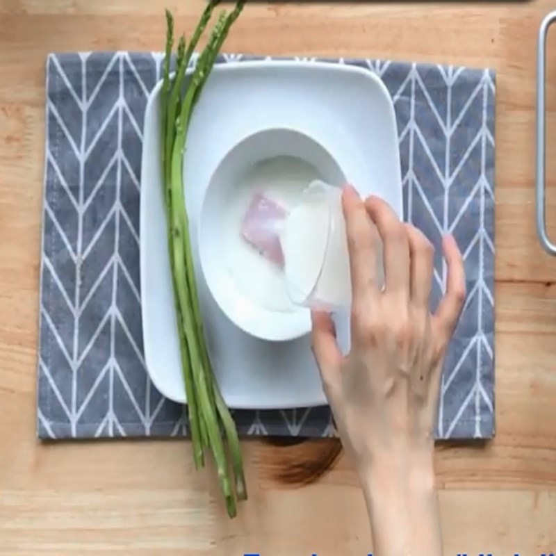 Bước 2 Sơ chế cá hồi và măng tây Cháo cá hồi măng tây