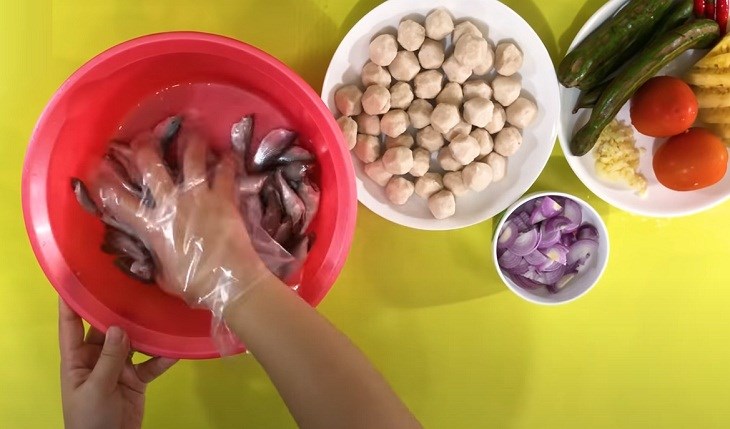 Bước 1 Sơ chế cá linh Lẩu cá linh