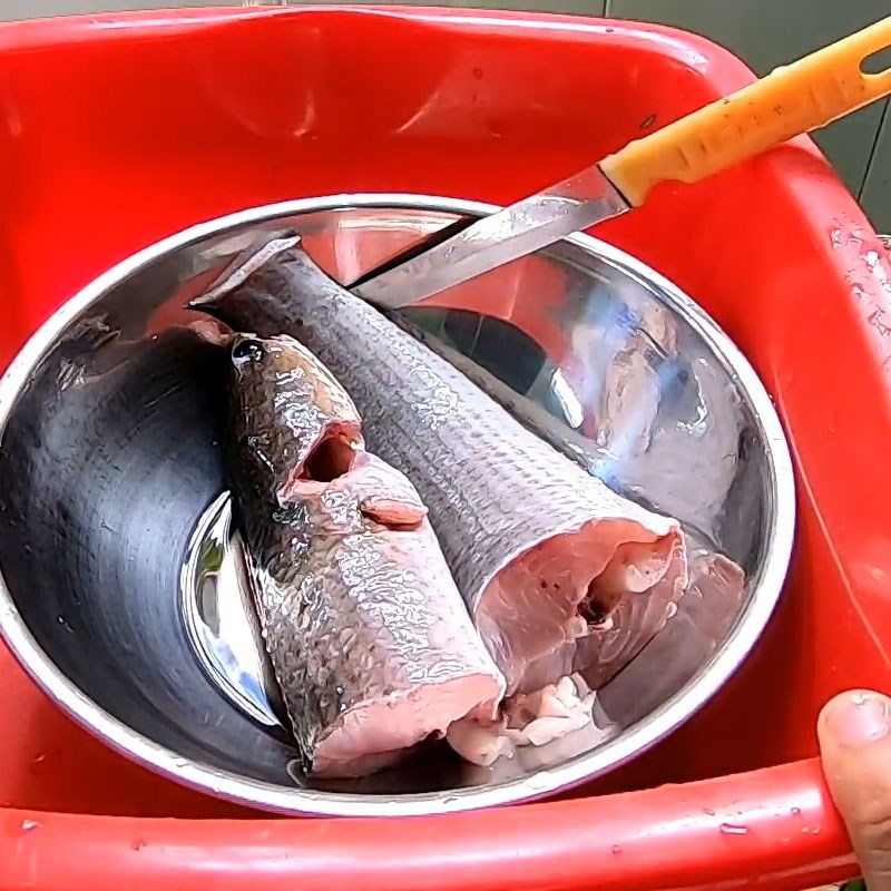 Bước 1 Sơ chế cá lóc Cá lóc hấp dưa cải (cải chua)