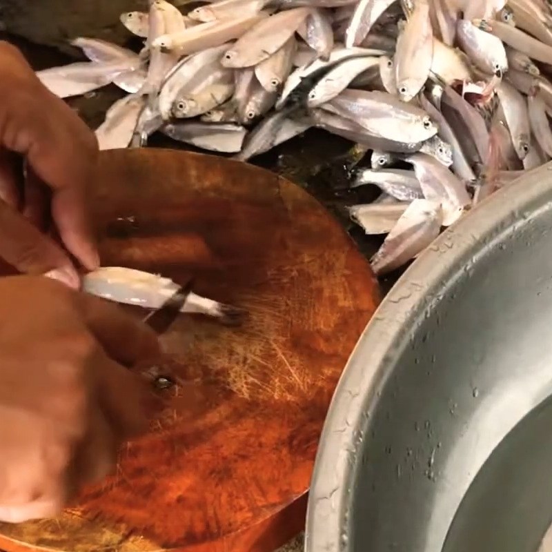 Bước 1 Sơ chế cá mai Canh chua cá mai
